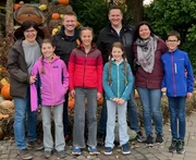 Nicht nur Anna und Jule, sondern auch ihre Eltern und Geschwister haben sich durch "Magic Moves" angefreundet und freuen sich auf gemeinsame Treffen nach dem Zaubercamp. Nicht nur Anna und Jule, sondern auch ihre Eltern und Geschwister haben sich durch "Magic Moves" angefreundet und freuen sich auf gemeinsame Treffen nach dem Zaubercamp.