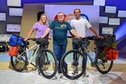 Anna Birgmann (l.) und Niko Krauland (r.) sind heute Studiog&auml;ste bei "1, 2 oder 3" und erz&auml;hlen Elton (M.) von ihren Fahrrad-Abenteuern.