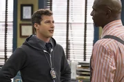 Jake Peralta (Andy Samberg, l.); Terry Jeffords (Terry Crews, r.)