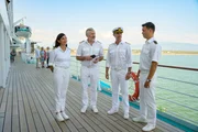 Der nautische Offiziersassistent Noah Sch&uuml;tt (Louis Held, r.) verzweifelt an seinen beiden linken F&uuml;&szlig;en; Dr. Jessica Delgado (Collien Ulmen Fernandes, l.), Staff-Kapit&auml;n Martin Grimm (Daniel Morgenroth, 2.v.l.) und Kapit&auml;n Max Parger (Florian Silbereisen, 2.v.r.) haben eine Idee.