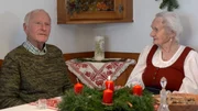 Hedwig Tiefenbacher und Viktor Zelzer sitzen in der Stube beisammen und erinnern sich an die Weihnachtsfeiern ihrer Kindheit und Jugend. Hedwig Tiefenbacher und Viktor Zelzer sitzen in der Stube beisammen und erinnern sich an die Weihnachtsfeiern ihrer Kindheit und Jugend.