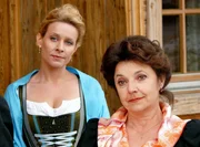 Susanne (Natalie O&rsquo;Hara, l.) und Lisbeth (Monika Gruber) auf Romans Geburtstagsfeier.