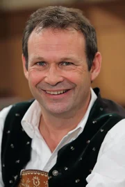 Markus Neumaier als Wirt Matthias Birkmoser. Markus Neumaier als Wirt Matthias Birkmoser.