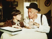 Dr. Marvin Haynes (Ralph Bellamy, r.), der wegen einer Sehschwäche seine Zulassung verloren hat, schient den gebrochenen Flügel eines Vogels, den Jenny Wilder (Shannen Doherty, l.) gefunden hat. Dr. Marvin Haynes (Ralph Bellamy, r.), der wegen einer Sehschwäche seine Zulassung verloren hat, schient den gebrochenen Flügel eines Vogels, den Jenny Wilder (Shannen Doherty, l.) gefunden hat.