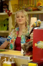 Rikki (Cariba Heine) hat einen Nebenjob im Juice-Net angenommen.