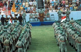 Mit pathetischen Worten werden unbeleckte junge M&auml;nner - V&auml;ter, Ehem&auml;nner, Br&uuml;der und S&ouml;hne - auf eine Kamikaze-Mission nach Vietnam geschickt ...