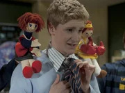 Phillip (Jacob Gunkel)  protzt vor den Jungs, dass er noch heute mit Mary schlafen wird.