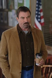 Chief Stone (Tom Selleck) bekämpft mit Kaffee seinen Kater. Chief Stone (Tom Selleck) bekämpft mit Kaffee seinen Kater.