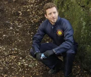 Hodgins (TJ Thyne) ermittelt nach dem Leichenfund auf dem Paintball-Feld.