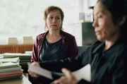 v.li.:Franziska Tobler (Eva L&ouml;bau) befragt Maki Benzinger (Akiko Hitomi), die Mutter des Opfers.