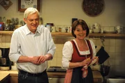 Rosi beschließt, der Tratscherei der Landfrauen ein Ende zu bereiten. Von links: Joseph Brunner (Wilhelm Manske) und Rosi Brunner (Brigitte Walbrun).
