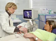 MDR Fernsehen IN ALLER FREUNDSCHAFT FOLGE 222, "Scham". Während der Ultraschalluntersuchung wird Schwester Yvonnes (Maren Gilzer) Gefühl schwanger zu sein bestätigt. Dr. Globisch (Andrea Kathrin Loewig) diagnostiziert eine Schwangerschaft. MDR Fernsehen IN ALLER FREUNDSCHAFT FOLGE 222, "Scham". Während der Ultraschalluntersuchung wird Schwester Yvonnes (Maren Gilzer) Gefühl schwanger zu sein bestätigt. Dr. Globisch (Andrea Kathrin Loewig) diagnostiziert eine Schwangerschaft.