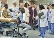 Dr. Bailey (Chandra Wilson, 3.v.l.) bereitet die Assistenzärzte und die Patienten auf die bevorstehende Domino-Operation vor: Kurt Walling (Carl Lumbly, l.), P.J. Walling (Leslie Odom Jr., 3.v.l.), Nancy Mercer (Colleen Flynn, 4.v.l.), Stan Mercer (George Newbern, 4.v.r.), Meredith (Ellen Pompeo, 2.v.r.) und Cristina (Sandra Oh, r.) ... Dr. Bailey (Chandra Wilson, 3.v.l.) bereitet die Assistenzärzte und die Patienten auf die bevorstehende Domino-Operation vor: Kurt Walling (Carl Lumbly, l.), P.J. Walling (Leslie Odom Jr., 3.v.l.), Nancy Mercer (Colleen Flynn, 4.v.l.), Stan Mercer (George Newbern, 4.v.r.), Meredith (Ellen Pompeo, 2.v.r.) und Cristina (Sandra Oh, r.) ...