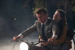 Als Schauspieler Jack Holden (Sean Penn, l.) einen Motorrad-Stunt aus einem seiner Filme nachstellt, bringt er Alana (Alana Haim, r.) in eine riskante Situation.