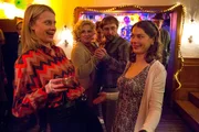Dietmar Sch&auml;ffer (Bjarne M&auml;del, hinten, mit Petra Kleinert als seine Frau Heike) feiert in der Kneipe seinen Geburtstag. Sein "Chef" Sophie Haas (Caroline Peters) und Kollegin B&auml;rbel Schmied (Meike Droste, r) feiern mit.
