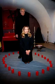 Sektenf&uuml;hrer Norton (David Cameron, h.) und Anne (Nadeshda Brennicke, v.) vollziehen ein satanisches Ritual.