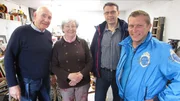 Von links: Utz-Dirk Adam, Gerda, Ingo und Tr&ouml;delexperte Otto Schulte. Gerda (70) und ihr Sohn Ingo (46), die auf dem Hof einen Betrieb f&uuml;hren, sch&auml;men sich, wenn Kunden in ihren Laden kommen. Jetzt muss sich Utz also von seinen motorisierten Sch&auml;tzen trennen.