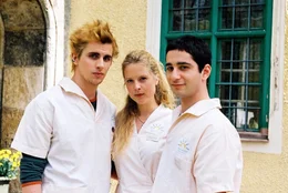Zun&auml;chst am&uuml;siert sich die versierte Krankenschwester Ellen (Diana Amft, M.) &uuml;ber die zivilen Helden Benjamin (Denis Moschitto, r.) und Rocky (Julian Sengelmann, l.). Doch dann muss sie feststellen, dass die beiden Zivildienstleistenden mehr drauf haben als vermutet ...
