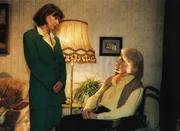 Nach einem Treffen mit Z&ouml;llner hat Jutta (Claudia Loerding, li.) versucht, in die Wohnung zu mogeln, aber ihre Mutter (Hannelore Minkus) ist unerbittlich und erwartet Rechenschaft.