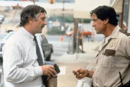Lt. Moe Tilden (Robert De Niro, l.) und Sheriff Freddy Heflin (Sylvester Stallone)