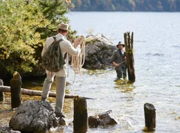 v.li.: Szene "Strand" mit Rudolf Hauser als Paul Preuss und Victor Bolzmann als Relly