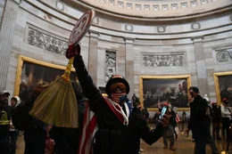Der Mob im Zentrum der Macht: Anh&auml;nger von US-Pr&auml;sident Donald Trump betreten am 6. Januar 2021 in Washington, DC, die Rotunde des US-Kapitols.