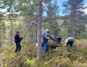 Maxi und Max haben ihren Platz f&uuml;r die Nacht gefunden und spannen ihr Tarp auf; Kameramann Ren&eacute; und Tonmann Chris sind dabei.