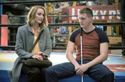 Kann Romy Heiland (Christina Athenst&auml;dt, l.) den vor kurzem erblindeten Boxer Viktor Klimov (Oskar B&ouml;kelmann, r.) erreichen?