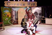 "Grenzg&auml;nger" Sebastian Bezzel, Marcel Diewald, Joana Diewald-&Ouml;zcan und Leon Diewald in der Zirkusmanege des Rio Artistik.