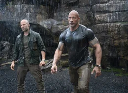 Shaw (Jason Statham, l.); Hobbs (Dwayne Johnson, r.)