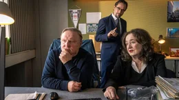 Staatsanw&auml;ltin Wilhelmine Klemm (Mechthild Gro&szlig;mann, r.) und Hauptkommissar Frank Thiel (Axel Prahl, l.) k&ouml;nnen ihren Augen kaum trauen: Was Prof. Dr. Boerne (Jan Josef Liefers, M) ihnen mit seinem Inselwissen auf dem Pr&auml;sidium stolz pr&auml;sentiert, wirft ein v&ouml;llig neues Licht auf die Ermittlungen.