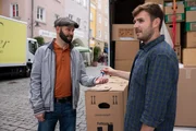 Hausmeister Winkler (Steffen Wolf, l.) l&auml;sst sich von M&ouml;belpacker Lukas Freilich (Thomas J. Heim, r.) den Schl&uuml;ssel zu Hauptkommissar Hansens Wohnung zur&uuml;ckgeben.