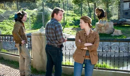 Robin Jones (Patrick Fugit), Benjamin Mee (Matt Damon), Kelly Foster (Scarlett Johansson) (v.l.).  Die Verwendung des sendungsbezogenen Materials ist nur mit dem Hinweis und Verlinkung auf RTL+ gestattet.