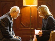 Simoni und Sarah Marquardt (Alexa Maria Surholt) liegen im Clinch und dafür wird der renommierten Supervisor Dr. Wilhelm Mertens (Klaus Mikoleit) engagiert, der ihr Verhältnis wieder kitten soll. Sarah läuft bei ihm zur Hochform auf und kann es gar nicht nachvollziehen, dass er an ihrem Verhalten zweifelt. Simoni und Sarah Marquardt (Alexa Maria Surholt) liegen im Clinch und dafür wird der renommierten Supervisor Dr. Wilhelm Mertens (Klaus Mikoleit) engagiert, der ihr Verhältnis wieder kitten soll. Sarah läuft bei ihm zur Hochform auf und kann es gar nicht nachvollziehen, dass er an ihrem Verhalten zweifelt.