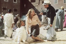 Wiedersehen mit Folgen: Joan (Kathleen Turner, M.) und der Heilige Mann fl&uuml;chten vor Omars Schergen. Unterwegs treffen sie auf Jack (Michael Douglas, l.) und Ralph (Danny De Vito, r.) ...