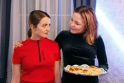 Lucie (Julia Wiedemann, l.) bekommt von Ina (Franziska van der Heyde) den Rat, ihren Gefühlen zu folgen. Lucie (Julia Wiedemann, l.) bekommt von Ina (Franziska van der Heyde) den Rat, ihren Gefühlen zu folgen.