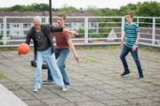 Leo (Tim Oliver Schultz, l.), Jonas (Damian Hardung) und Hugo (Nick Julius Schuck, r.) spielen auf dem Dach zusammen Basketball.