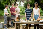 V.l.: Toni (Ivo Kortlang), Jonas (Damian Hardung), Leo (Tim Oliver Schultz), Hugo (Nick Julius Schuck) und Emma (Luise Befort) bereiten einen sch&ouml;nen Grillabend vor.