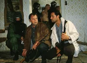 Die Kommissare Kehler (Wolfgang Bathke, M.) und Eschenbach (Matthias Bullach, r.) finden bei der Durchsuchung der Wohnung des Neonazis Prolla russische Waffen.