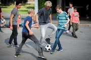 Aus Feindschaften wurden Freundschaften: Hugo (Nick Julius Schuck, r.) spielt zusammen mit seinen Klassenkameraden Fußball. Aus Feindschaften wurden Freundschaften: Hugo (Nick Julius Schuck, r.) spielt zusammen mit seinen Klassenkameraden Fußball.