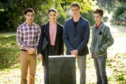 V.l.: Toni (Ivo Kortlang), Emma (Luise Befort), Jonas (Damian Hardung) und Hugo (Nick Julius Schuck) besuchen nach einem Jahr zusammen Leos Grab.