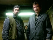 Der Krematoriums-Angestellte G&uuml;nther Schmidt (Ludger Pistor, r.) und sein Kollege Jochen Neumann (Michael Benthin) sind verwundert: Im Sarg einer alten Frau liegt pl&ouml;tzlich eine zweite Leiche - ein junges M&auml;dchen...