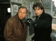 Die Kommissare Kehler (Wolfgang Bathke, l.) und Wolniak (Uwe Fellensiek) suchen auf dem Eppsteinhof nach Spuren, die sie zu dem Mörder an Futterfahrer Berger führen. Die Kommissare Kehler (Wolfgang Bathke, l.) und Wolniak (Uwe Fellensiek) suchen auf dem Eppsteinhof nach Spuren, die sie zu dem Mörder an Futterfahrer Berger führen.