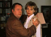 Kriminalhauptkommissar Stefan Kehler (Wolfgang Bathke) versucht Erna Hansen (Judy Winter) zu beruhigen.