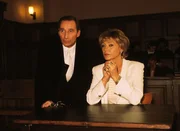 Oberstaatsanwalt Dr. Gerhart Lotze (Henry van Lyck) und Erna Hansen (Judy Winter).