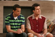 Versuchen Harvey und Rose los zu werden: Alan (Jon Cryer, l.) und Charlie (Charlie Sheen, r.) ...