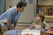 Charlie (Charlie Sheen, l.) hat Gro&szlig;es mit Jake (Angus T. Jones, r.) vor ...