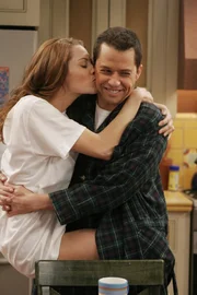 Am&uuml;sieren sich pr&auml;chtig: Kandi (April Bowlby, l.) und Alan (Jon Cryer, r.) ...