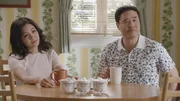Jessica Huang (Constance Wu, l.); Louis Huang (Randall Park, r.)