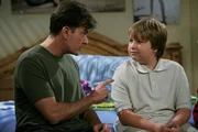 Als Jake (Angus T. Jones, r.) die Versetzung in die Junior High School geschafft hat, werden bei Charlie (Charlie Sheen, l.) und Alan Erinnerungen an ihre eigene Schulzeit wach ...